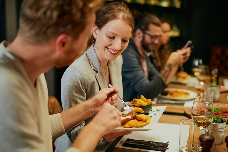 Lækker mad til personalefest som serveres i små portioner.
